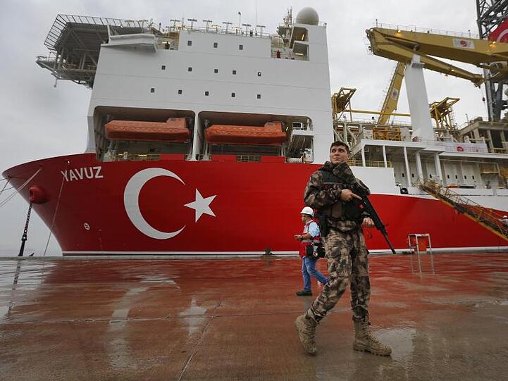 Das 230 Meter lange Spezialschiff "Yavuz" soll vor der Küste Zyperns nach Erdgas bohren. Fotzo: Lefteris Pitarakis/AP