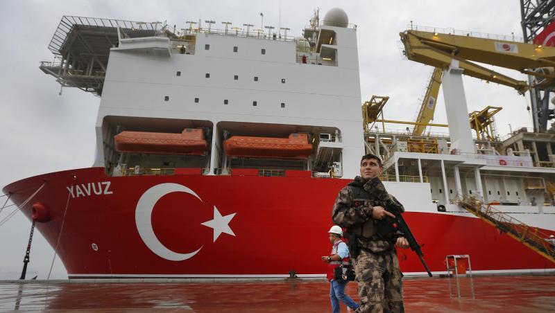 Das 230 Meter lange Spezialschiff "Yavuz" soll vor der Küste Zyperns nach Erdgas bohren. Fotzo: Lefteris Pitarakis/AP Das 230 Meter lange Spezialschiff "Yavuz" soll vor der Küste Zyperns nach Erdgas bohren. Fotzo: Lefteris Pitarakis/AP