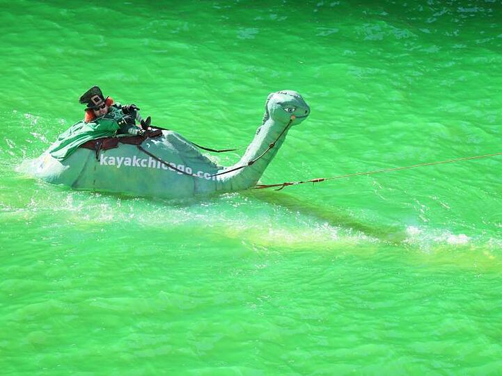 Ein aufblasbares Seeungeheuer auf dem Chicago River der anlässlich des St. Patrick's Day grün eingefärbt ist.