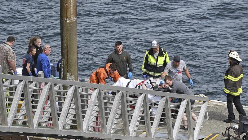 Rettungskräfte transportieren einen verletzten Passagier zu einem Krankenwagen in den Docks des George Inlet vor der Küste von Alaska. Rettungskräfte transportieren einen verletzten Passagier zu einem Krankenwagen in den Docks des George Inlet vor der Küste von Alaska.
