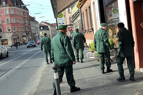 Nach der Bluttat suchten Polizisten die ganze Gegend nach Spuren ab.