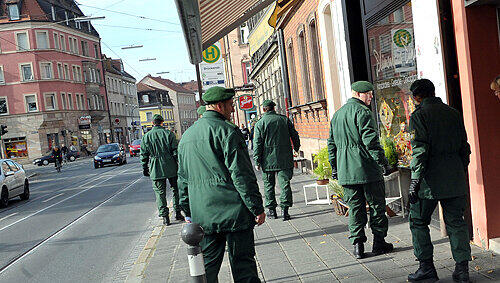 Nach der Bluttat suchten Polizisten die ganze Gegend nach Spuren ab. Nach der Bluttat suchten Polizisten die ganze Gegend nach Spuren ab.