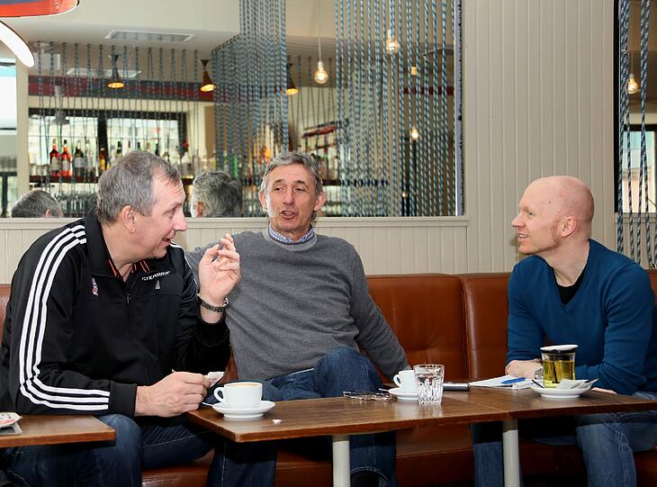 Emir Mutapcic, Svetislav Pesic und AZ-Redakteur Julian Galinski