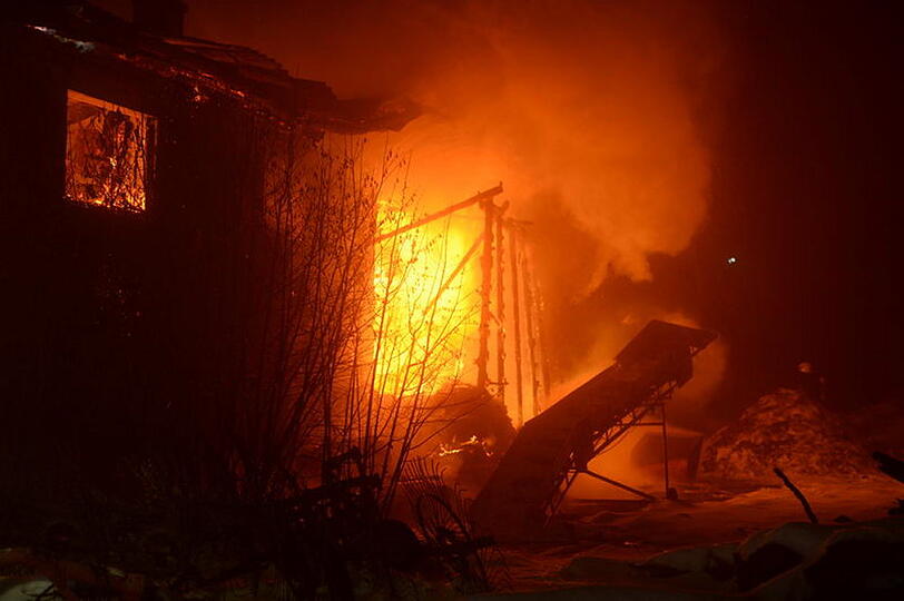 Brand in Obing: In einer Schreinerei war Feuer ausgebrochen. 200 Feuerwehrler kämpften gegen die Flammen. Das Gebäude brannte nieder.