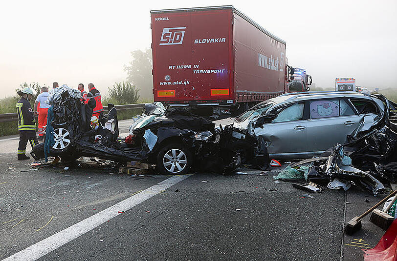 Die Fahrzeuge sind vollkommen zerstört - bei dem schrecklichen Unfall auf der A3 starben insgesamt drei Personen.