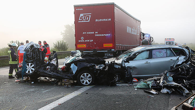 Die Fahrzeuge sind vollkommen zerstört - bei dem schrecklichen Unfall auf der A3 starben insgesamt drei Personen. Die Fahrzeuge sind vollkommen zerstört - bei dem schrecklichen Unfall auf der A3 starben insgesamt drei Personen.