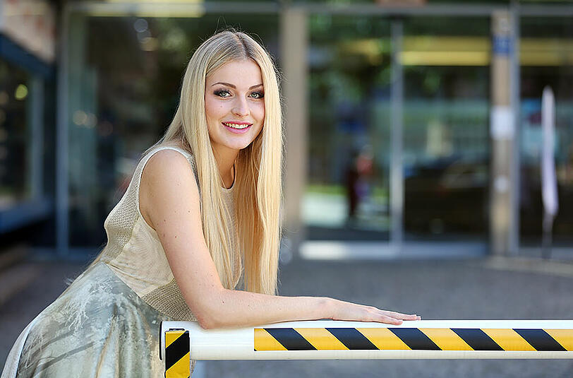 Maya (22) im Kleid von Tuschimo.