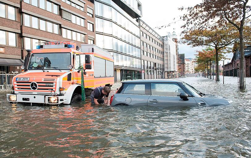 Land unter in Hamburg: Am Vormittag erreichte die Sturmflut das Hafenviertel.