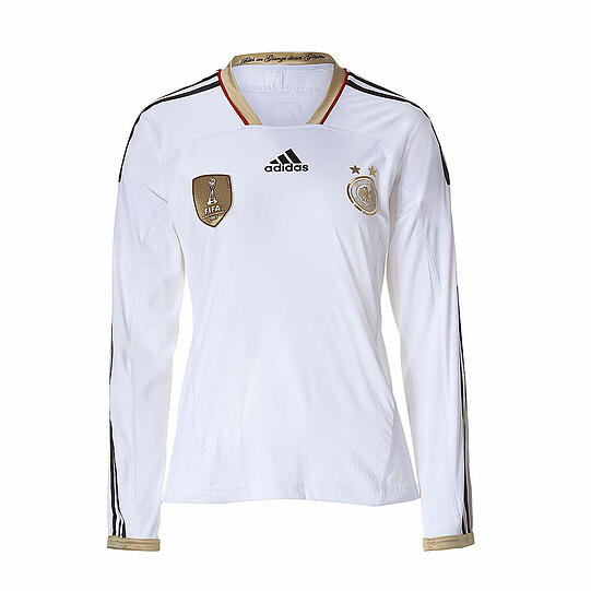 Das Heim-Trikot ist in schlichtem, edlen weiß gehalten. Neben der langärmligen Version, gibt es natürlich auch das kurzärmlige Shirt für die heißen Sommertage.
