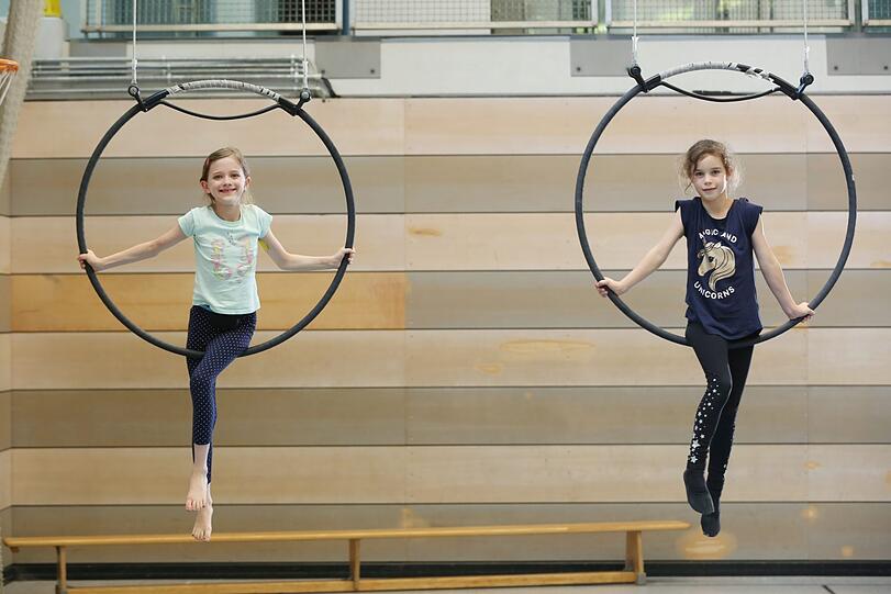 Marlene (11) und Paula (8) in ihren hängenden Reifen.