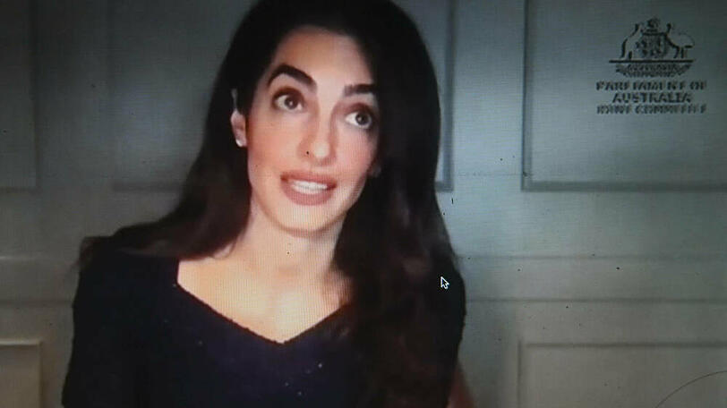 Vor technischen Problemen ist auch Amal Clooney nicht gefeit.