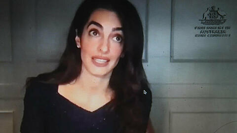 Vor technischen Problemen ist auch Amal Clooney nicht gefeit.