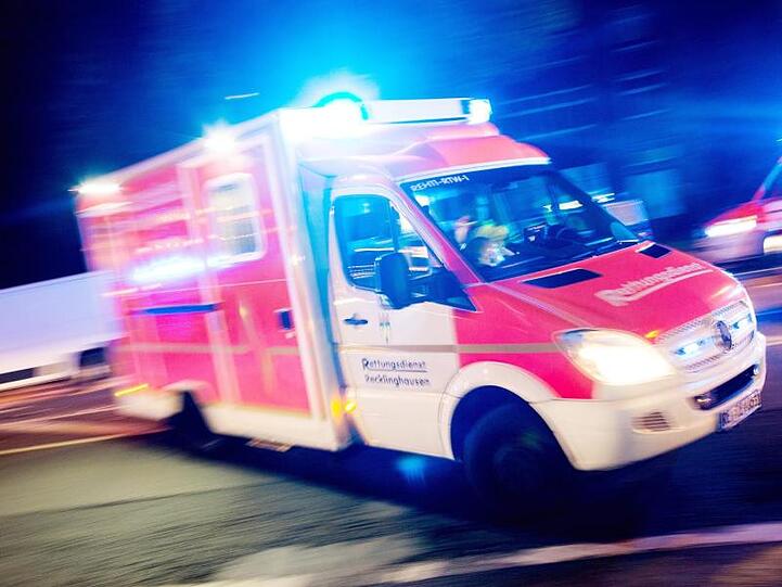Ein Rettungswagen der Feuerwehr fährt mit Blaulicht durch eine Straße. Foto: Marcel Kusch/Archivbild