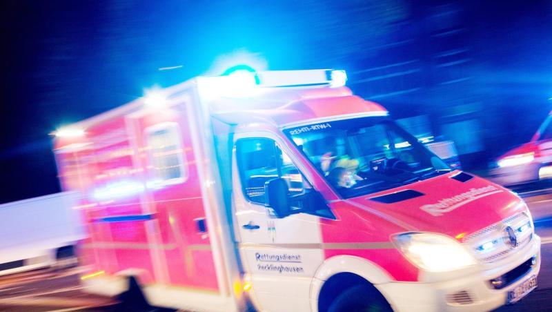 Ein Rettungswagen der Feuerwehr fährt mit Blaulicht durch eine Straße. Foto: Marcel Kusch/Archivbild Ein Rettungswagen der Feuerwehr fährt mit Blaulicht durch eine Straße. Foto: Marcel Kusch/Archivbild
