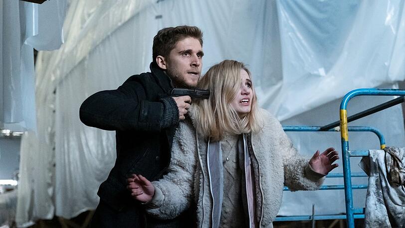 "Solo für Weiss: Schlaflos": Jesper Alm (Anastasios Soulis) nimmt Marie von Wenzel (Leonie Wesselow) als Geisel.