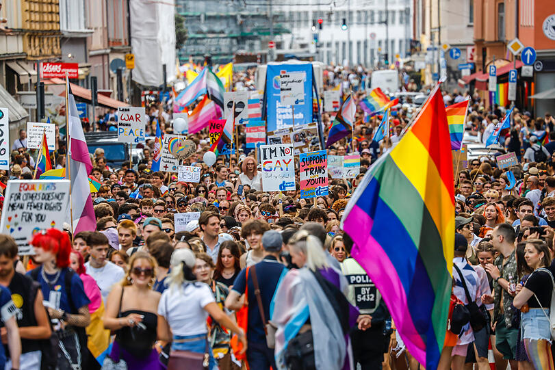 Laut Veranstalter waren rund 180 Gruppen zu dem bunten Umzug beim CSD angemeldet.