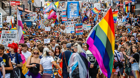 Laut Veranstalter waren rund 180 Gruppen zu dem bunten Umzug beim CSD angemeldet.