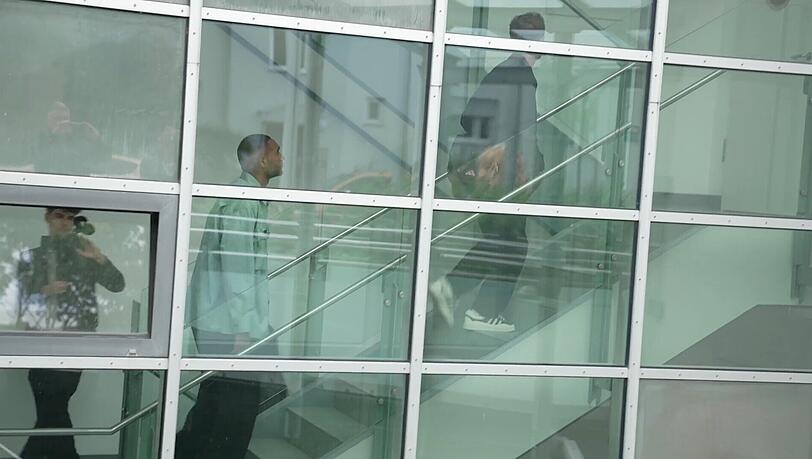 Jonathan Tah (M) kommt zum Medizincheck ins Barmherzige Brüder Krankenhaus. Jonathan Tah (M) kommt zum Medizincheck ins Barmherzige Brüder Krankenhaus.