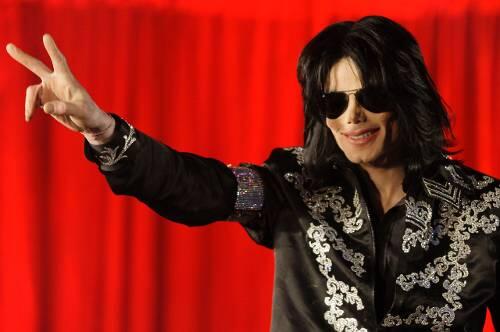 Gespenstischer Auftritt in London: Michael Jackson bei der Pressekonferenz.