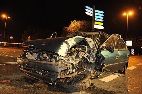 Zu schnell in die Kurve: Der Fahrer dieses Wagens hatte keinen Führerschein, dafür aber über zwei Promille.