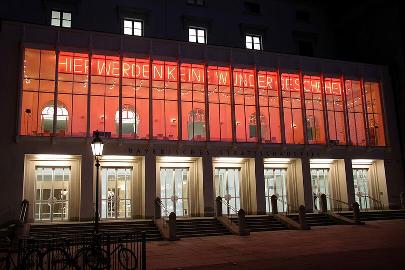 Er strahlt rot und verwirrend durch die kalte Nacht: Der Neon-Schriftzug der neuen Bar im Residenztheater macht neugierig.