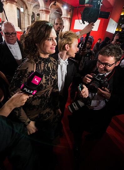 Mit Brooke Shields sorgte Lugner für Glamour in seiner Box. Bis auf ein vertraglich festgelegtes Interview, ließ sich die US-Schauspielerin aber nicht an der Seite von "Mörtel" blicken.