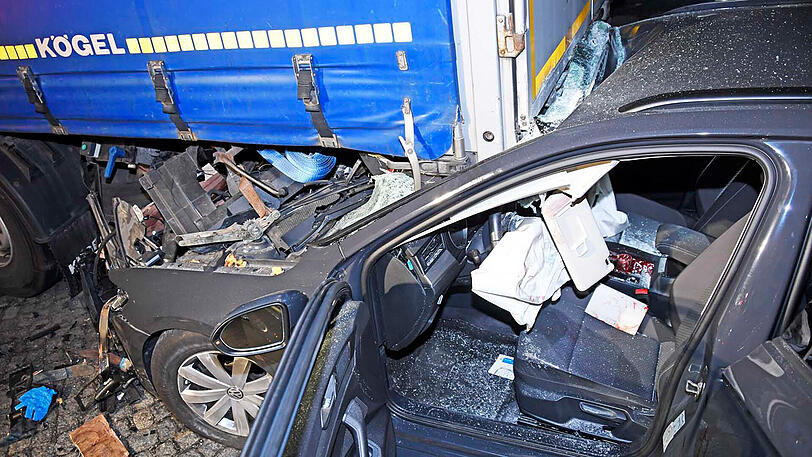 Auf der A99 bei Aschheim krachte ein Fahrzeug in einen Lkw. Der Fahrer wurde schwer verletzt.