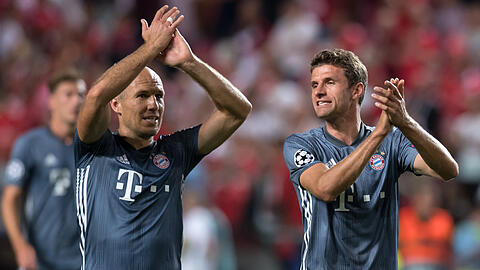 Thomas Müller (r.) neben Arjen Robben nach dem Spiel gegen Benfica Lissabon.