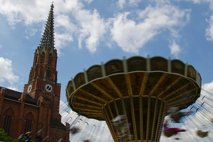 Kirche und Karussell: Die Auer Dult findet wieder im Sommer vom 27. Juli bis 04. August statt.