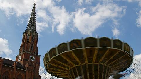 Kirche und Karussell: Die Auer Dult findet wieder im Sommer vom 27. Juli bis 04. August statt.