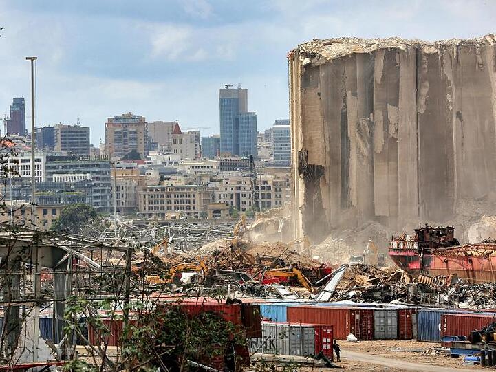 Bagger entfernen Trümmer am Ort der verheerenden Explosion im Hafen von Beirut.