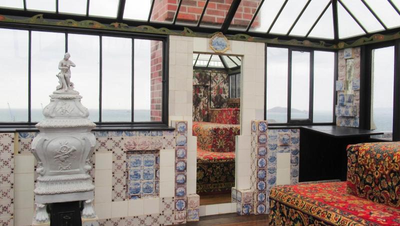 Das Zimmer mit Aussicht ("Look-out") im Haus des französischen Schriftstellers Victor Hugo auf der Kanalinsel Guernsey. Das Zimmer mit Aussicht ("Look-out") im Haus des französischen Schriftstellers Victor Hugo auf der Kanalinsel Guernsey.