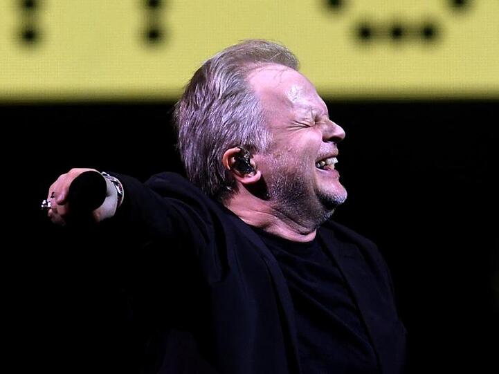 Singt ihr mal: Herbert Grönemeyer beim Tourauftakt in Kiel.