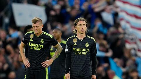 Planlos in Manchester: Toni Kroos (l) und Luka Modric von Real Madrid nach dem Gegentor zum 2:0.