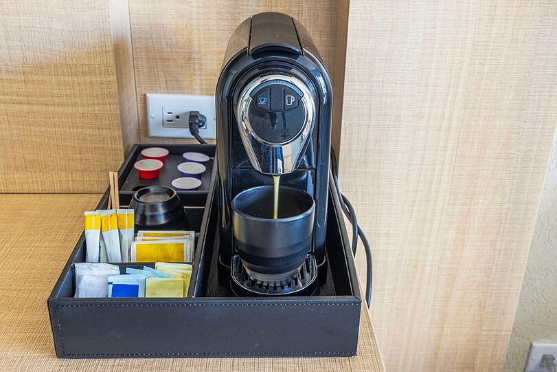 Neben den häufig entwendeten Gegenständen haben Hoteliers auch noch weitere, teils skurrile Dinge genannt, die bereits aus ihren Häusern entwendet wurden. Gar nicht so selten verschwinden beispielsweise Kaffeemaschinen. Auch Mini-Kühlschränke, TV-Geräte und Matratzen sind schon geklaut worden - und zwar mehr als einmal. Neben den häufig entwendeten Gegenständen haben Hoteliers auch noch weitere, teils skurrile Dinge genannt, die bereits aus ihren Häusern entwendet wurden. Gar nicht so selten verschwinden beispielsweise Kaffeemaschinen. Auch Mini-Kühlschränke, TV-Geräte und Matratzen sind schon geklaut worden - und zwar mehr als einmal.