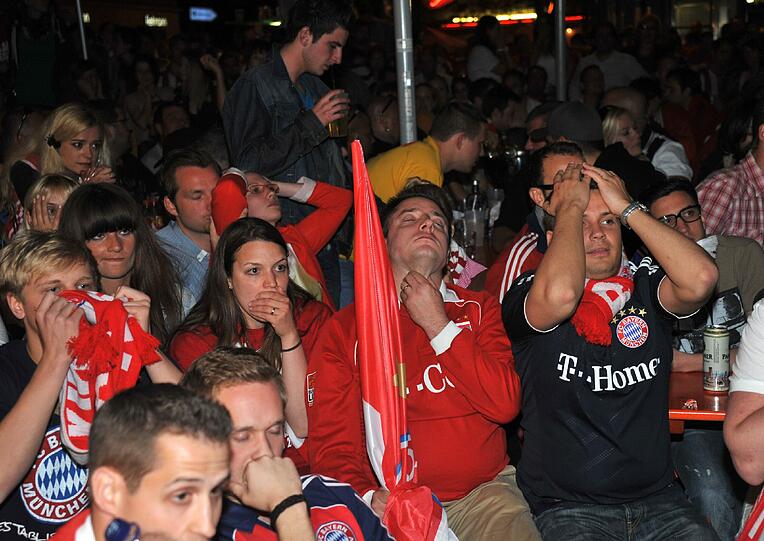 Ein Abend der emotionalen Achterbahnfahrt - mit dem brutalen Absturz aus einem ach so schönen Traum. So hofften, bangten, jubelten - und weinten die Fans des FC Bayern.