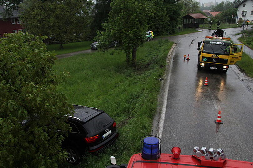 Einsatzkräfte an der Unfallstelle. An dem Audi ist ein Sachschaden von 35.000 Euro entstanden und der Fahrer ist seinen Führerschein erstmal los.