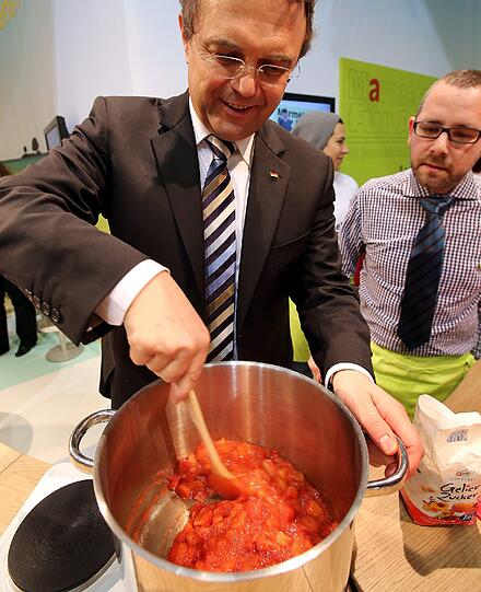 Zwischendurch was Süßes: Friedrich macht sich Marmelade.