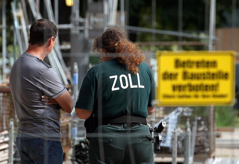 Den Ermittlern gelang es eine Schwarzarbeiter-Ring zu sprengen. (Archivbild)
