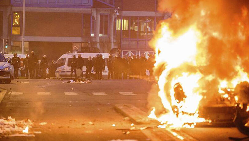 Protest gegen Polizeigewalt: Im Pariser Vorort Bobigny ist eine Demonstration eskaliert. Grund für die Proteste ist die mutmaßliche Vergewaltigung eines 22 Jahre alten Mannes durch vier Polizisten. Protest gegen Polizeigewalt: Im Pariser Vorort Bobigny ist eine Demonstration eskaliert. Grund für die Proteste ist die mutmaßliche Vergewaltigung eines 22 Jahre alten Mannes durch vier Polizisten.