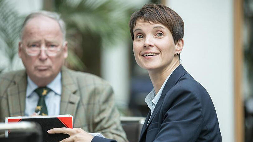 Frauke Petry, Bundesvorsitzende der AfD neben dem stellvertretenden Parteivorsitzenden Alexander Gauland.