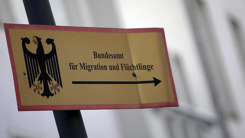 Hinweis-Schilder des Bundesamts für Migration und Flüchtlinge. Der Bund hat 2016 rund 9,3 Milliarden Euro an die Länder für Flüchtlingsausgaben gezahlt.