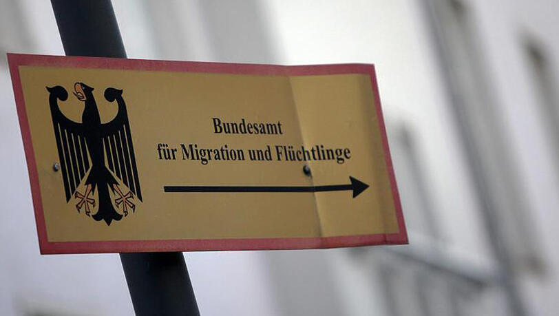 Hinweis-Schilder des Bundesamts für Migration und Flüchtlinge. Der Bund hat 2016 rund 9,3 Milliarden Euro an die Länder für Flüchtlingsausgaben gezahlt. Hinweis-Schilder des Bundesamts für Migration und Flüchtlinge. Der Bund hat 2016 rund 9,3 Milliarden Euro an die Länder für Flüchtlingsausgaben gezahlt.