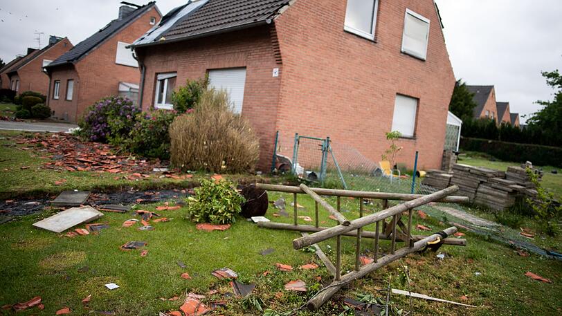 Ein Tornado hat im Raum Viersen am Niederrhein am Mittwochabend nach Behördenangaben eine "Schneise der Verwüstung" angerichtet. Mindestens ein Mensch wurde bei dem Unwetter schwer verletzt.