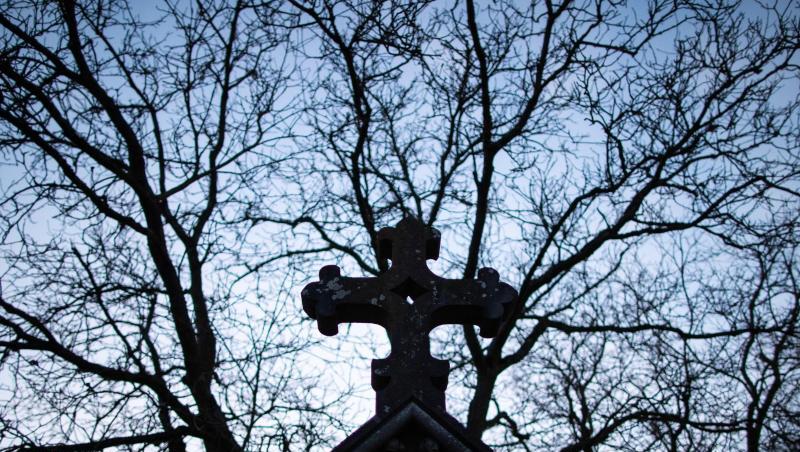 Ein Kreuz aus Stein auf dem Städtischen Friedhof in Rothenburg ob der Tauber. Foto: Daniel Karmann Ein Kreuz aus Stein auf dem Städtischen Friedhof in Rothenburg ob der Tauber. Foto: Daniel Karmann