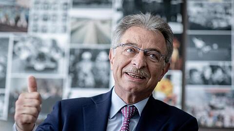 BDI-Präsident Dieter Kempf fordert in der "Welt am Sonntag" eine Kaufprämie sowohl für E-Autos als auch für Fahrzeuge mit Verbrennungsmotor.