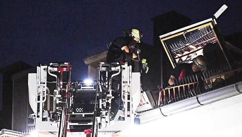 Die Feuerwehr war stundenlang im Einsatz. Die Feuerwehr war stundenlang im Einsatz.