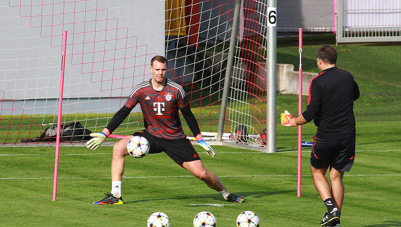 Manuel Neuer und sein Trainer Toni Tapalovic beim Torwarttraining. Manuel Neuer und sein Trainer Toni Tapalovic beim Torwarttraining.