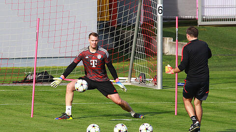 Manuel Neuer und sein Trainer Toni Tapalovic beim Torwarttraining.