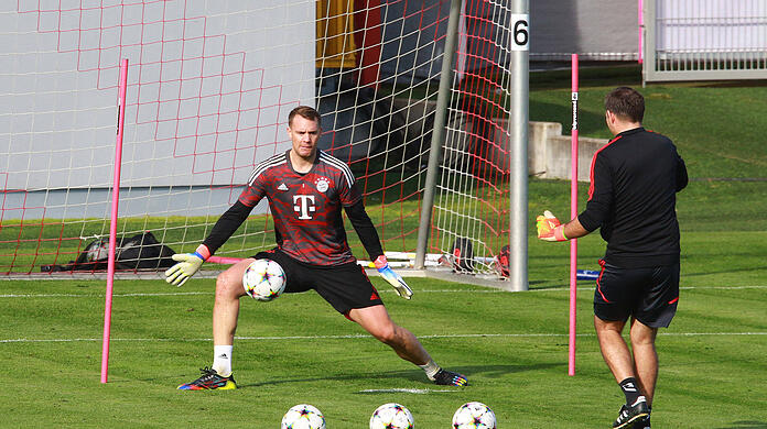 Manuel Neuer und sein Trainer Toni Tapalovic beim Torwarttraining.